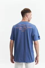 Remera de manga corta color azul con estampado en la espalda que dice "if you don't say anything... how would they know?" y la marca "mistral" en color naranja. Tiene un fit regular y escote redondo.