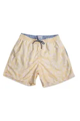 Short de baño con estampado de hojas en tonos amarillo y blanco. Presenta cintura elástica con cordón ajustable, bolsillos laterales y un bolsillo trasero. Incluye suspensor interno y logo bordado.