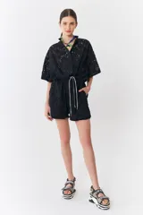 Short negro de broderie con forrería a tono, bolsillos delanteros y cintura elástica.