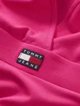 Vestido Tommy Jeans fucsia de piqué de algodón elástico, con corte regular, cuello en V, mangas largas y cintura elástica con parche del logo.