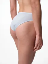 Bombacha de tiro medio confeccionada en tejido punto rib acanalado, con ribetes elásticos en cintura y piernas para un ajuste cómodo.