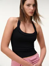 Top negro de tela rib con cuello halter, espalda descubierta y diseño entallado.