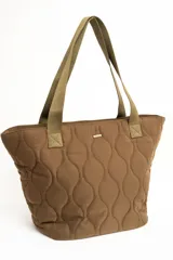 Bolso tipo tote bag color marrón con diseño capitonado de ondas, asas largas y placa metálica con el logo de la marca.