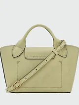 Cartera tipo tote en tamaño extra pequeño, confeccionada en cuero liso color verde oliva. Presenta una estructura rígida, doble asa corta superior y cierre de solapa con botón a presión metálico grabado con el logo de la marca.