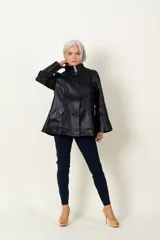 Chaqueta negra tornasolada con lurex, de corte recto, cuello mao, cierre con botones y bolsillos delanteros con detalle de botón.