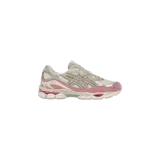 Championes Asics modelo Gel-NYC, combinación de tonos beige, plateado y rosa con detalles de gamuza, capellada de malla transpirable y suela con tecnología de amortiguación.