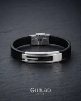 Pulsera masculina con diseño moderno, compuesta por una banda central de acero inoxidable con detalles calados y laterales de cuerina negra texturizada.