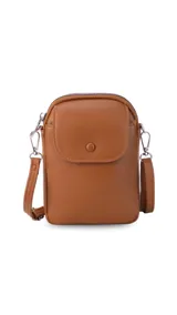 Bandolera pequeña y compacta de símil cuero color amarillo, con correa ajustable y bolsillo frontal con solapa y broche.