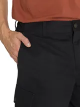 Short cargo negro con bolsillos laterales utilitarios con solapa y botones, tiro medio y cierre de cremallera.