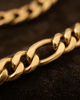 Cadena de acero con baño de oro, diseño de eslabones tipo figaro, con acabado brillante.