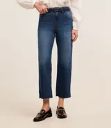 Pantalón recto cropped de jeans con terminación deshilachada y cinturón con hebilla.