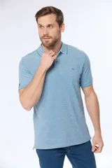 Remera polo lisa de piqué en color celeste, con cuello camisero, cierre frontal con botones y manga corta.
