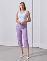 Pantalón capri en gabardina elastizada color lila, marca Zac & Reachel. Pretina ancha elastizada. Delantera y trasera con bolsillos simulados.