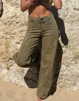 Pantalón jean de tiro medio con efecto acid wash en tono verde militar, corte recto y costuras decorativas frontales.