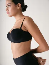 Soutien strapless color beige con copa preformada y aro, confeccionado en microfibra suave.