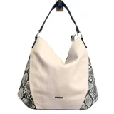 Cartera tipo hobo de diseño bicolor, con cuerpo central en color beige y laterales con estampado de piel de serpiente en tonos grises y negros. Cuenta con una correa de hombro negra y herrajes metálicos plateados.