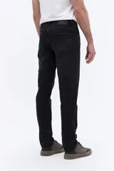 Jean de corte recto y tiro medio con efecto lavado, confeccionado en tejido de algodón con spandex. Cuenta con cierre frontal, botón y pasacintos.