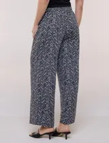Pantalón estampado de caída fluida y calce relajado, con cintura alta elastizada y cordón ajustable con punteras metálicas, corte ancho tipo cropped.