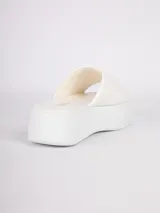 Sandalia tipo chinela con plataforma, de diseño minimalista con tira ancha acolchada en color tostado.