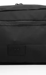 Maxi riñonera de diseño rectangular en color negro, confeccionada en textil impermeable de alta resistencia. Cuenta con dos compartimentos principales con cierre, divisiones internas y un bolsillo trasero de seguridad. Incluye una correa ajustable con broche reforzado y detalles de marca en las cintas laterales.
