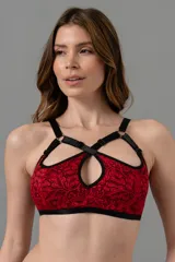 Soutien rojo de encaje con breteles elásticos negros cruzados en el frente y detalle de aros metálicos. Espalda confeccionada en lycra.