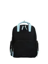 Mochila Hush Puppies de poliéster reciclado en color negro con detalles en celeste pastel. Cuenta con compartimento principal, compartimento para laptop, bolsillo frontal, bolsillos laterales y bolsillo trasero, todos con cierre. Incluye correas ajustables y manijas superiores.