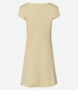 Vestido corto color amarillo pálido, con escote redondo y mangas cortas. Presenta recortes verticales en el torso que definen la silueta y una falda ligeramente acampanada.
