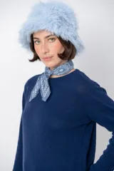 Sweater celeste de tejido de punto liso, con cuello redondo y mangas largas.