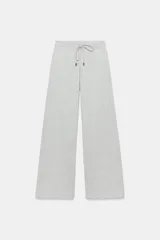Pantalón ancho de felpa en color gris melange, con tiro medio y cintura elástica ajustable con cordón. Cuenta con bolsillos laterales ocultos en costura y diseño de pernera ancha.