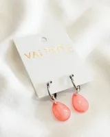 Aros colgantes con aro de acero y dije en forma de lágrima color salmón.