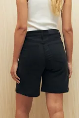 Bermuda de denim celeste, de tiro alto y largo a la rodilla.