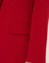 Blazer rojo con solapas de muesca, cierre frontal con dos botones y bolsillos de parche.