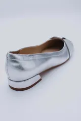 Mocasín bajo plateado con capellada trenzada.