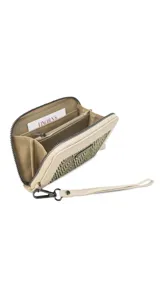 Billetera mediana con cierre perimetral, confeccionada en cuero sintético rosa y detalle central de tejido tipo telar con rayas verticales en amarillo, rosa y negro. Incluye correa de mano desmontable y placa metálica con logo de la marca.