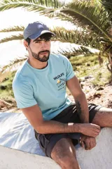 Gorra de gabardina color gris con visera curva y logo bordado en el frente.