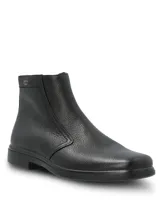 Bota de cuero color negro, de caña corta, con cierre lateral y suela de poliuretano, equipada con tecnología waterproof.