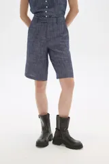 Bermuda azul de viscosa, corte recto y tiro alto.