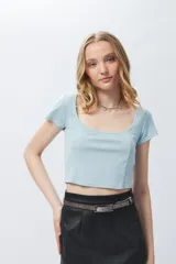 Top corto negro de escote cuadrado y manga corta con costuras tipo corsé.