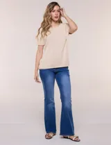 Buzo tejido de punto jersey de algodón color beige, de diseño relajado, escote redondo amplio y mangas cortas raglán.