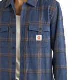 Camisa a cuadros azul con marrón, de manga larga y dos bolsillos frontales con botón.