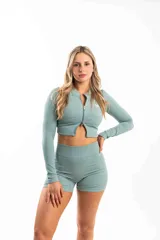 Short deportivo color beige, de tiro alto y calce ajustado, con cintura ancha y fruncido en la parte posterior.