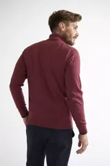 Campera tejida de algodón color bordó, con cierre frontal completo, cuello alto y logo bordado en el pecho.