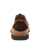 Zapato de cuero natural color chocolate con diseño de cordones, punta redonda y suela de EVA con tecnología Honey Foam para mayor amortiguación.