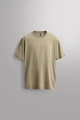 Remera regular fit de Zara Athleticz confeccionada en tejido de algodón, color verde militar, con cuello redondo, manga corta y sutil estampado de logo con relieve en el bajo.