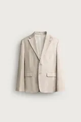 Blazer regular fit de lino color beige, con cuello de solapas de muesca, manga larga con botones en los puños, bolsillos con solapa en la cadera y bolsillo de vivo en el pecho. Cuenta con cierre frontal de botonadura y aberturas en la espalda.