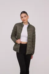 Campera puffer verde militar con cierre frontal y bolsillos laterales con cierre.