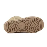 Pantubota de caña alta confeccionada en cuero gamuzado color kaki, resistente al agua, con costuras expuestas y suela de goma ranurada.