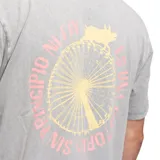 Remera gris con estampa amarilla en el pecho con la leyenda "La Vela Puerca".