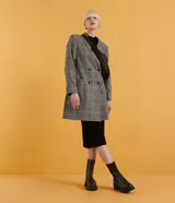 Vestido midi negro de tejido de punto acanalado, con cuello alto y manga larga. Diseño ajustado al cuerpo.