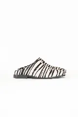 Zueco de cuero con estampado animal print de cebra, diseño de punta cuadrada y detalle metálico lateral. Cuenta con suela de caucho.